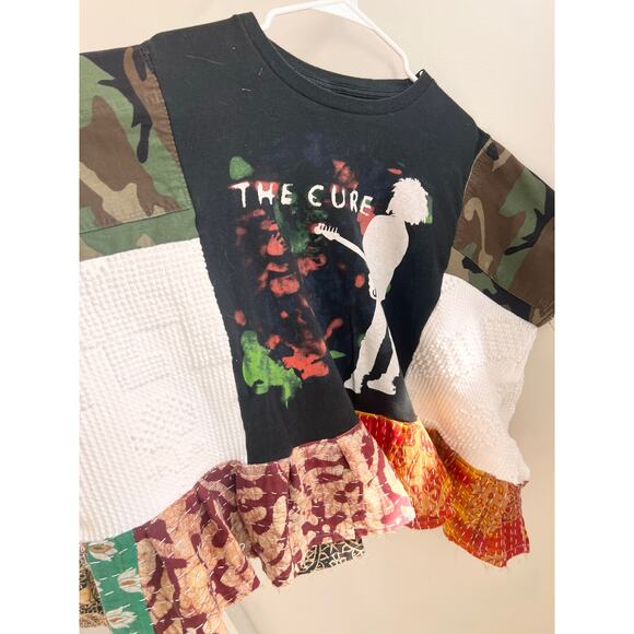 Upcycled band t shirt the cure with Kantha and camo - Picture 2 of 10